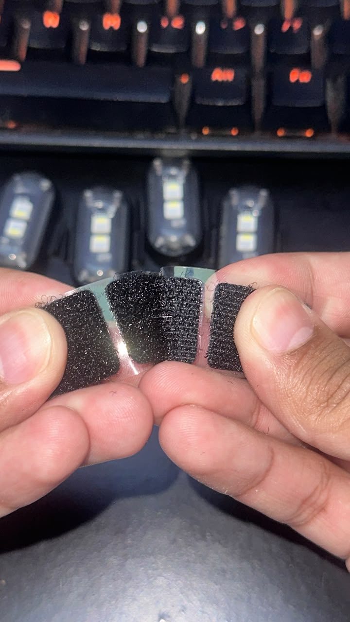 Eligiendo el Magic Sticker para sujetar la luz LED